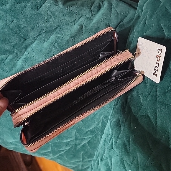 Mudd Mudd...purse👛 very elegant hands with double cream color zipper... - Picture 12 of 12